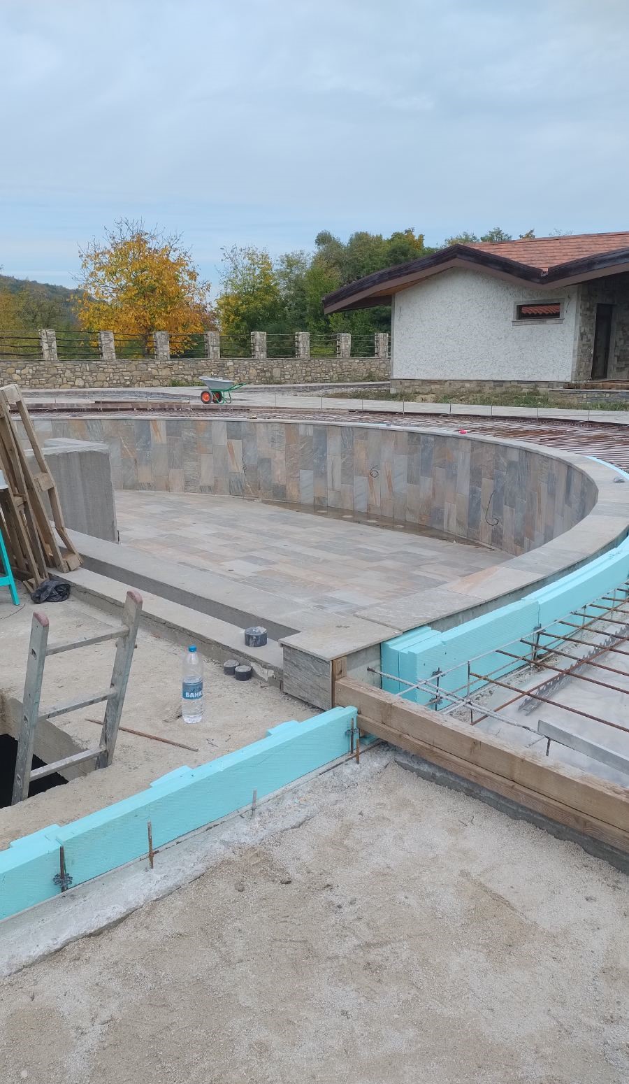 Кръгъл басейн в процес на изграждане